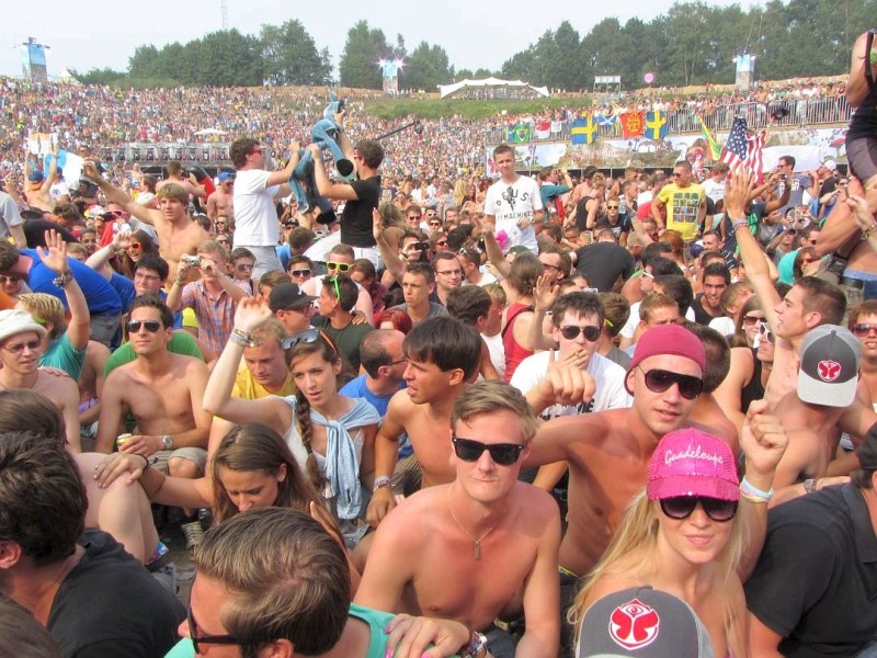 Beim dreitägigen Tomorrowland-Festival 2012 in Belgien feierten 180.000 Besucher aus 75 Ländern zur elektronischen Musik von 300 DJs und ließen sich von der mystischen Atmosphäre eines Märchenlandes verzaubern.