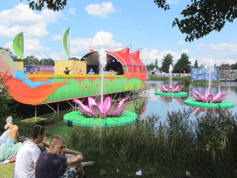 Beim dreitägigen Tomorrowland-Festival 2012 in Belgien feierten 180.000 Besucher aus 75 Ländern zur elektronischen Musik von 300 DJs und ließen sich von der mystischen Atmosphäre eines Märchenlandes verzaubern.