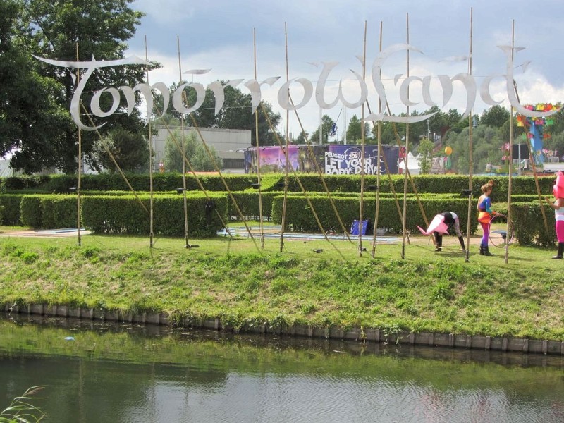 Beim dreitägigen Tomorrowland-Festival 2012 in Belgien feierten 180.000 Besucher aus 75 Ländern zur elektronischen Musik von 300 DJs und ließen sich von der mystischen Atmosphäre eines Märchenlandes verzaubern.