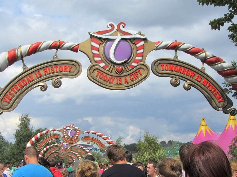 Beim dreitägigen Tomorrowland-Festival 2012 in Belgien feierten 180.000 Besucher aus 75 Ländern zur elektronischen Musik von 300 DJs und ließen sich von der mystischen Atmosphäre eines Märchenlandes verzaubern.