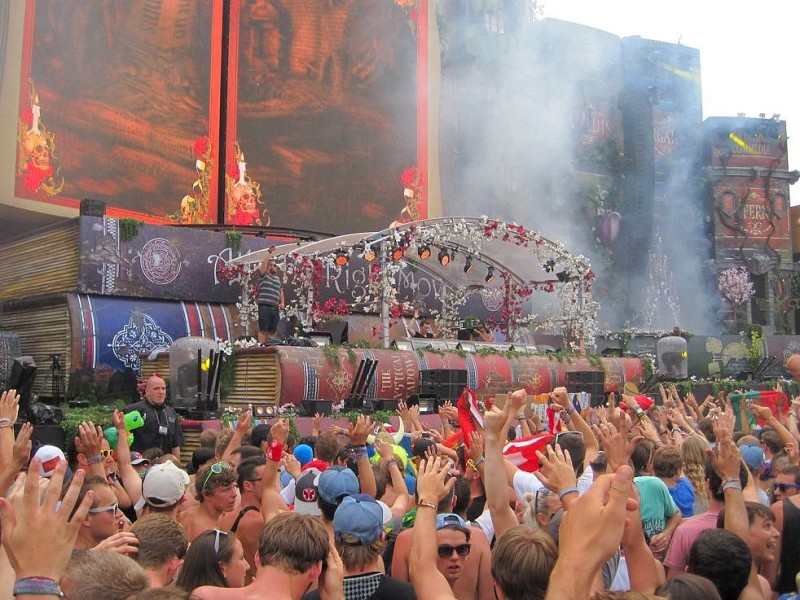 Beim dreitägigen Tomorrowland-Festival 2012 in Belgien feierten 180.000 Besucher aus 75 Ländern zur elektronischen Musik von 300 DJs und ließen sich von der mystischen Atmosphäre eines Märchenlandes verzaubern.