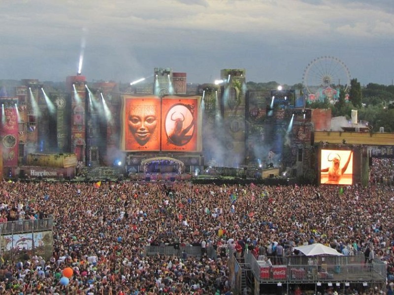 Beim dreitägigen Tomorrowland-Festival 2012 in Belgien feierten 180.000 Besucher aus 75 Ländern zur elektronischen Musik von 300 DJs und ließen sich von der mystischen Atmosphäre eines Märchenlandes verzaubern.