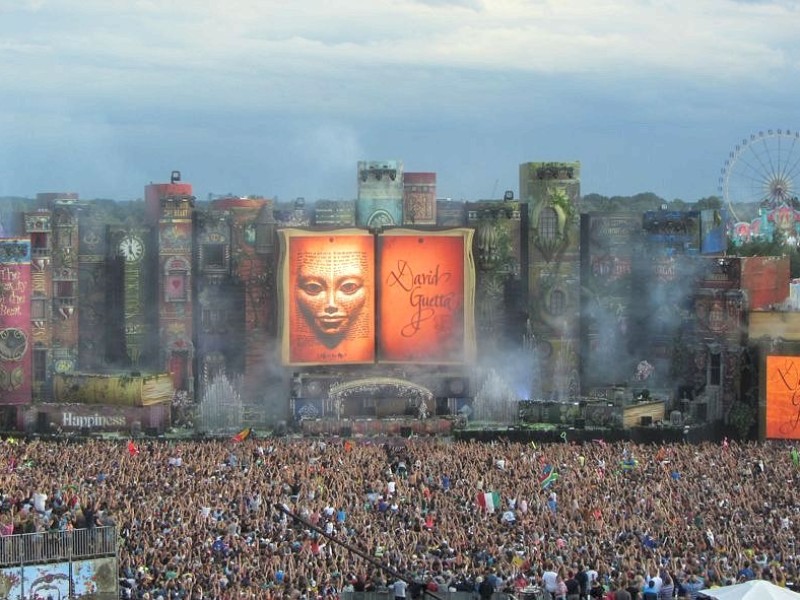 Beim dreitägigen Tomorrowland-Festival 2012 in Belgien feierten 180.000 Besucher aus 75 Ländern zur elektronischen Musik von 300 DJs und ließen sich von der mystischen Atmosphäre eines Märchenlandes verzaubern.