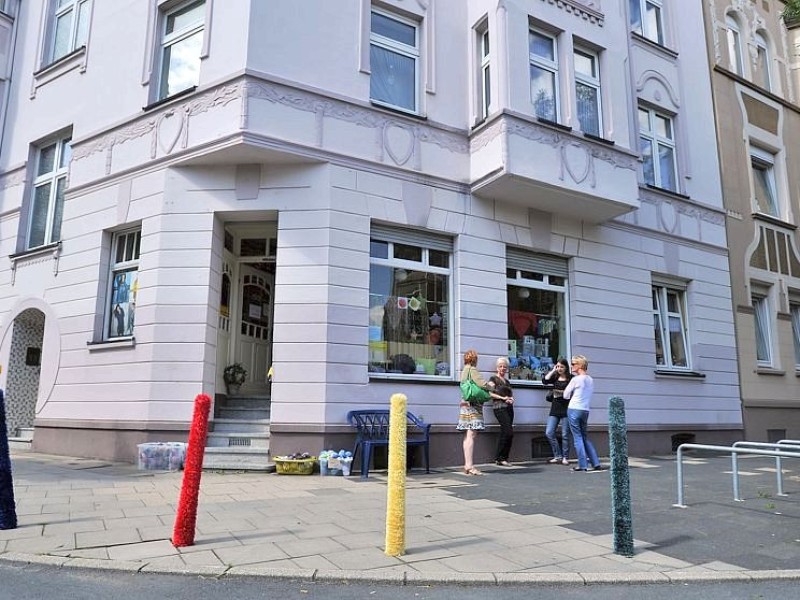 Bestrickte Begrenzungspoller, bunte Baumkleider und ein neuer Strickgarten machen die Emmastraße, Ecke Reginenstraße in Rüttenscheid ein bisschen farbenfroher. Foto: Sebastian Konopka