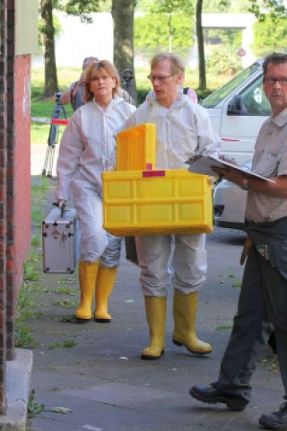 Mitarbeiter der Spurensicherung gehen in das Haus.