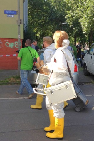 Mitarbeiter der Spurensicherung gehen in das Haus.