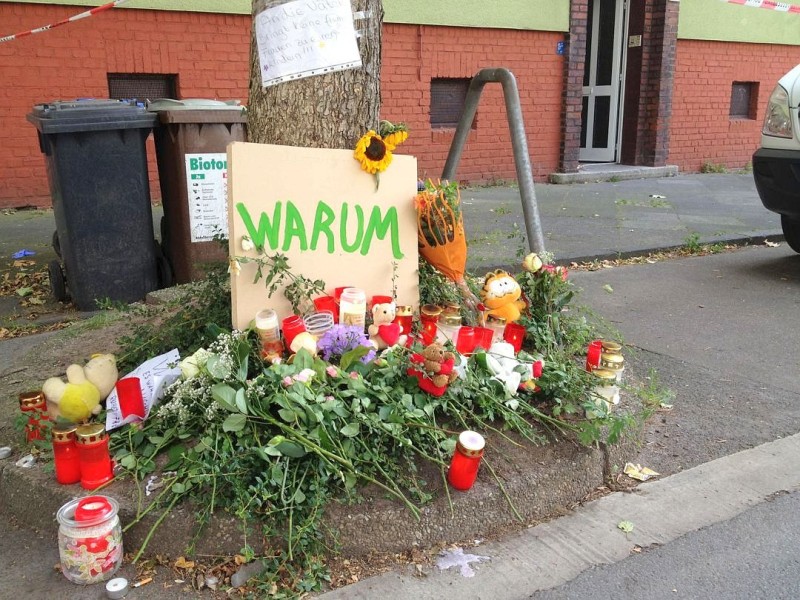 Am 4. August 2012 stehen vor dem Haus Fichtestraße 18 in der Dortmunder Nordstadt Blumen, Kerzen und Stofftiere. Anwohner gedenken der drei Kinder, die am 3. August 2012 in dem Haus ermordet wurden. Vor dem Haus Fichtestraße 18 in der Nordstadt von Dortmund liegen Blumen und Stofftiere.