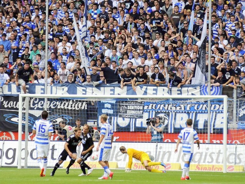 2. Fussball Bundesliga, MSV Duisburg : VfR Aalen in der Schauinsland-Reisen-Arena in Duisburg-Wedau, am Sonntag den 05.08.2012.2:1 Fuehrung fuer Aalen.Foto: Lars Fröhlich / WAZ FotoPool