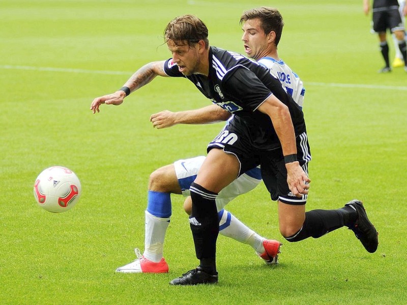 2. Fussball Bundesliga, MSV Duisburg : VfR Aalen in der Schauinsland-Reisen-Arena in Duisburg-Wedau, am Sonntag den 05.08.2012.Kevin Wolze im Zweikampf mit Marcel Reichwein.Foto: Lars Fröhlich / WAZ FotoPool