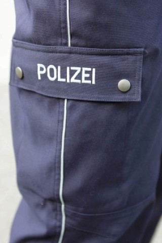 Die Hose ist das größte Unterscheidungsmerkmal zwischen Innen- und Außendienst. Auf Streife tragen die Beamten eine Cargo-Hose mit zusätzlichen Taschen, im Innendienst gibt es eine normal geschnittene „Anzughose“. Beide Hosen sind aus widerstandsfähigen und schwer entflammbaren Materialien. Für die Außendiensthose gibt es einen wärmenden Einsatz für den Winter.