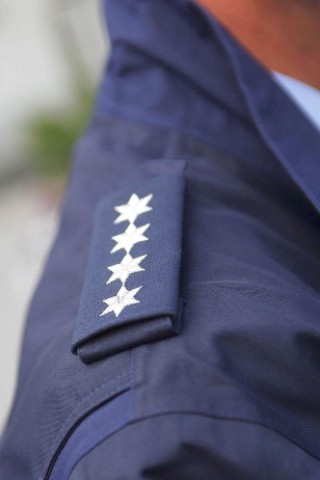 Auf Hemd und Jacke sind Schulterklappen für die Abzeichen. Da auf dem Hemd die neue Klappe deutlich weicher als die alte ist, erhöht sich der Tragekomfort, da das Stück nicht mehr auf die Schulter drückt. Polizisten in der Ausbildung haben einen Strich, die sogenannte Litze, als Abzeichen. Nach dem Abschluss tragen die Beamten blaue Sterne (Mittlerer Dienst), silberne (Gehobener Dienst) und goldene (Höherer Dienst).