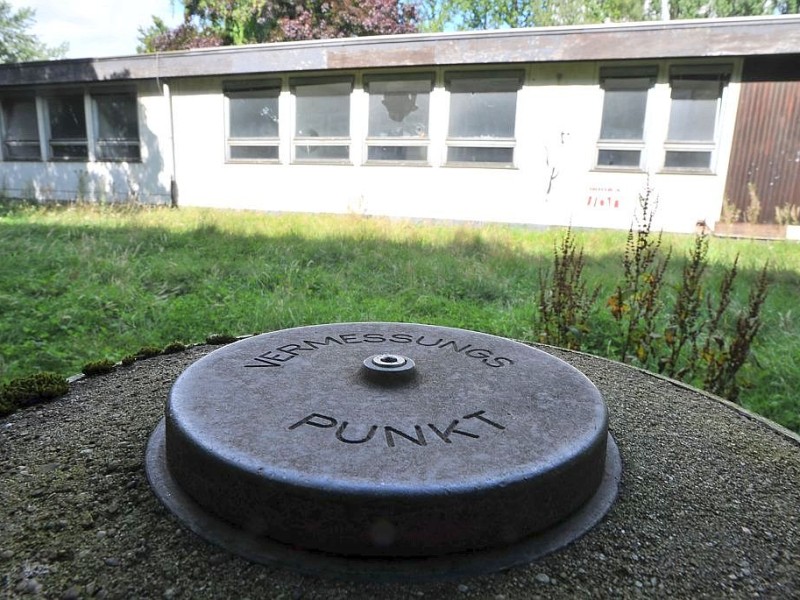 Marcel Fabritz und Volker Schröder zeigen das Gelände der ehemaligen Pädagogischen Hochschule und des  ehemaligen Rheinischen Straßenbauamts, das mehr und mehr verwahrlost. Foto: Sebastian Konopka