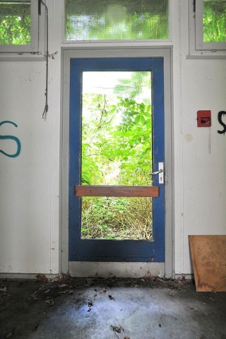 Marcel Fabritz und Volker Schröder zeigen das Gelände der ehemaligen Pädagogischen Hochschule und des  ehemaligen Rheinischen Straßenbauamts, das mehr und mehr verwahrlost. Foto: Sebastian Konopka