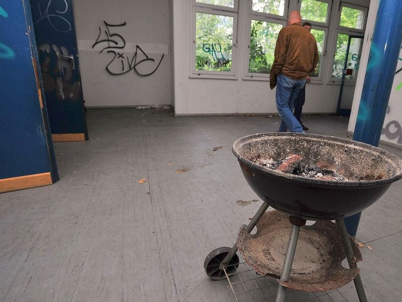 Marcel Fabritz und Volker Schröder zeigen das Gelände der ehemaligen Pädagogischen Hochschule und des  ehemaligen Rheinischen Straßenbauamts, das mehr und mehr verwahrlost. Foto: Sebastian Konopka