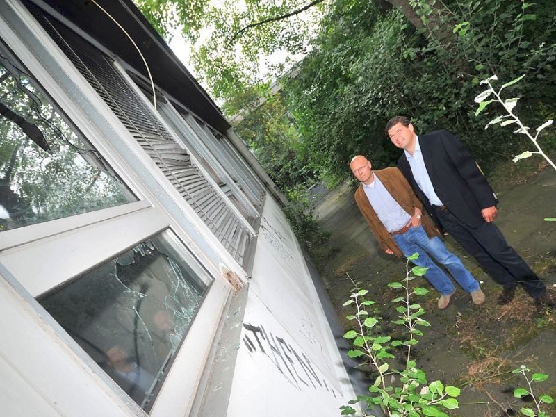 Marcel Fabritz und Volker Schröder zeigen das Gelände der ehemaligen Pädagogischen Hochschule und des  ehemaligen Rheinischen Straßenbauamts, das mehr und mehr verwahrlost. Foto: Sebastian Konopka