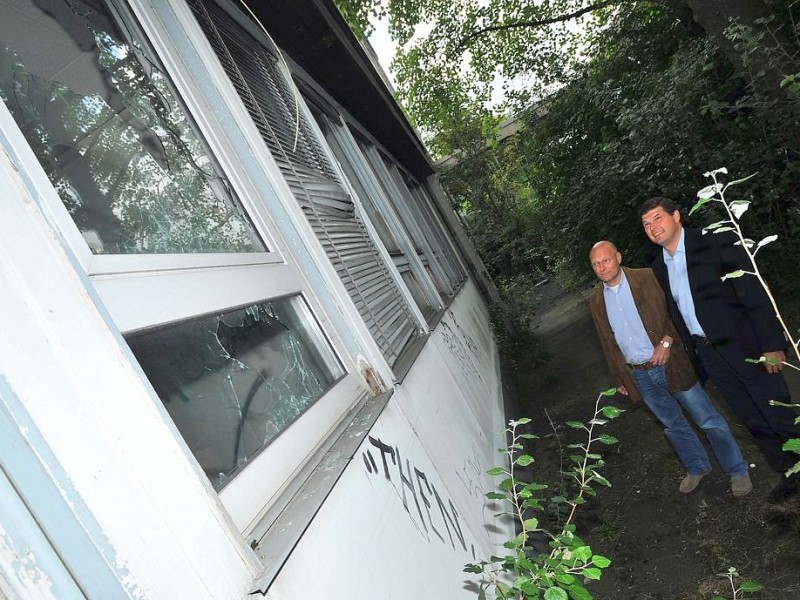 Marcel Fabritz und Volker Schröder zeigen das Gelände der ehemaligen Pädagogischen Hochschule und des  ehemaligen Rheinischen Straßenbauamts, das mehr und mehr verwahrlost. Foto: Sebastian Konopka