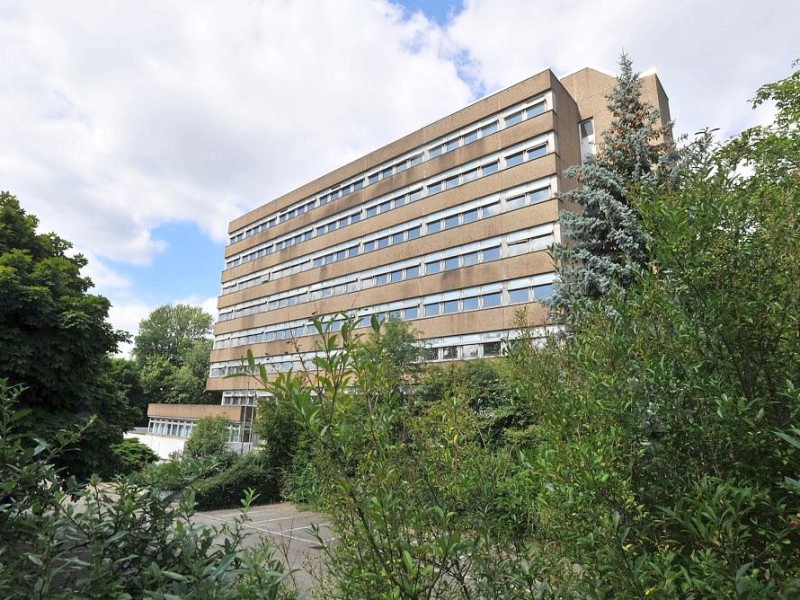 Marcel Fabritz und Volker Schröder zeigen das Gelände der ehemaligen Pädagogischen Hochschule und des  ehemaligen Rheinischen Straßenbauamts, das mehr und mehr verwahrlost. Foto: Sebastian Konopka