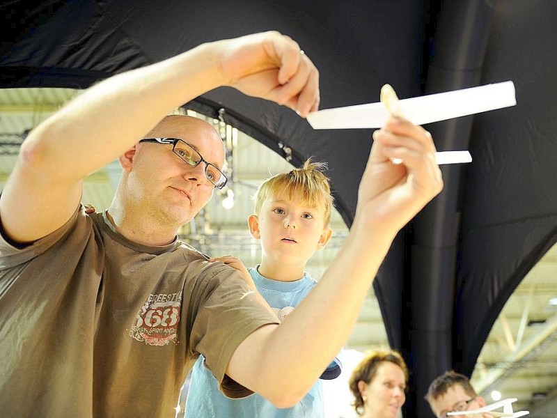 Michael und Bennet Bunck (v.l.) bauen ein Flugzeug. Foto: Matthias Graben / WAZ FotoPool