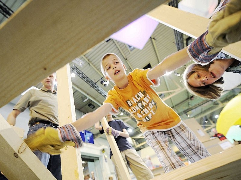 Familie Weber aus Troisdorf beim Brückenbau. Foto: Matthias Graben / WAZ FotoPool