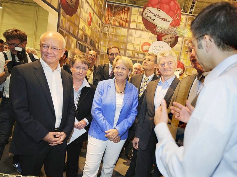 Hannelore Kraft (Ministerpräsidentin NRW / Mitte), Reinhard Paß (OB Essen / links), Heinrich Hiesinger (Vorstandvorsitzender Thyssen-Krupp AG / 2.v.r.), sowie der ehemalige VV der Thyssen-Krupp AG, Gerhard Cromme (halb verdeckt hinter dem Sprecher, rechts) schauten sich auf einem Rundgang die verschiedensten Stände mit vielseitiger, innovativer Technik an.  Foto: Matthias Graben / WAZ FotoPool