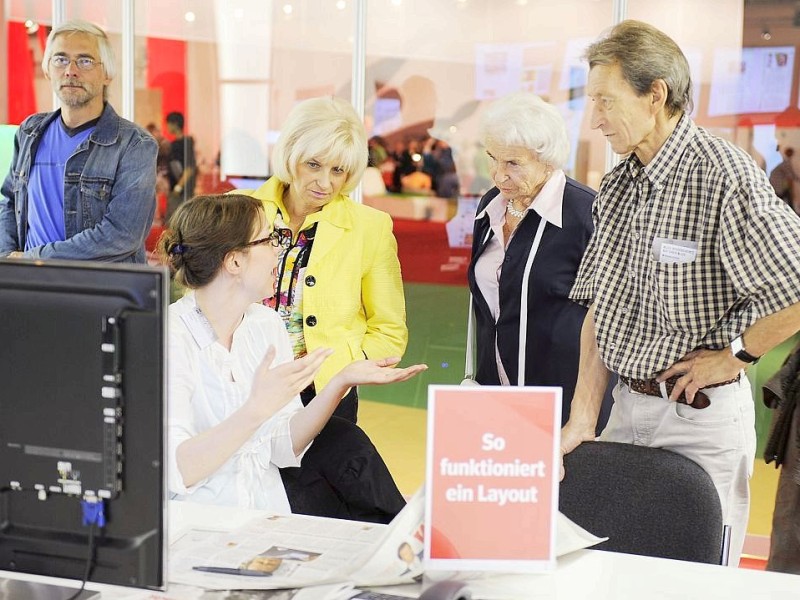 Am produktionsfreien Samstag standen Interessierten Besuchern zahlreiche Redakteure und Mitarbeiter für Fragen zur Verfügung .