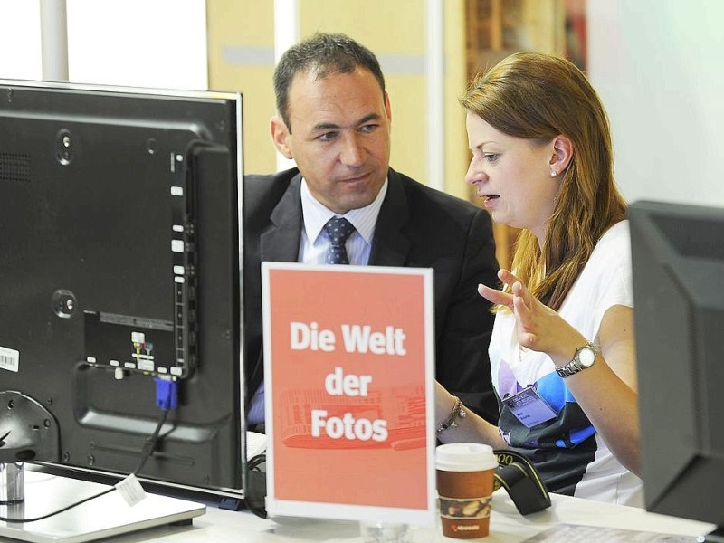 Am produktionsfreien Samstag standen Interessierten Besuchern zahlreiche Redakteure und Mitarbeiter für Fragen zur Verfügung .Foto: Matthias Graben / WAZ FotoPool