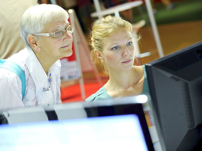 Am produktionsfreien Samstag standen Interessierten Besuchern zahlreiche Redakteure und Mitarbeiter für Fragen zur Verfügung .Foto: Matthias Graben / WAZ FotoPool