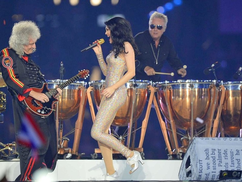 Die Queen-Musiker Brian May (l.) und Roger Taylor mit  Jesse J.