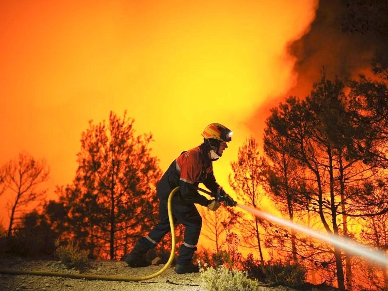 Feuerwehrleute kämpfen in in Torre de Macanes nahe Alicante gegen Waldbrände.