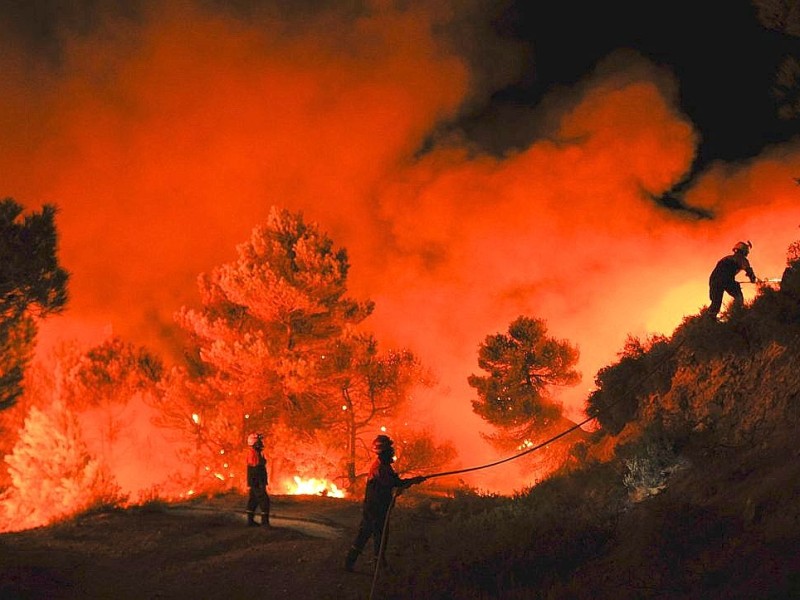 Feuerwehrleute kämpfen in in Torre de Macanes nahe Alicante gegen Waldbrände.