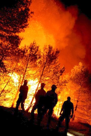 Feuerwehrleute kämpfen in in Torre de Macanes nahe Alicante gegen Waldbrände.