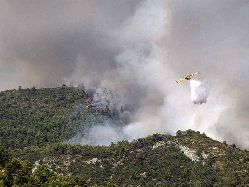 Feuerwehrleute kämpfen in nahe Alicante gegen Waldbrände.