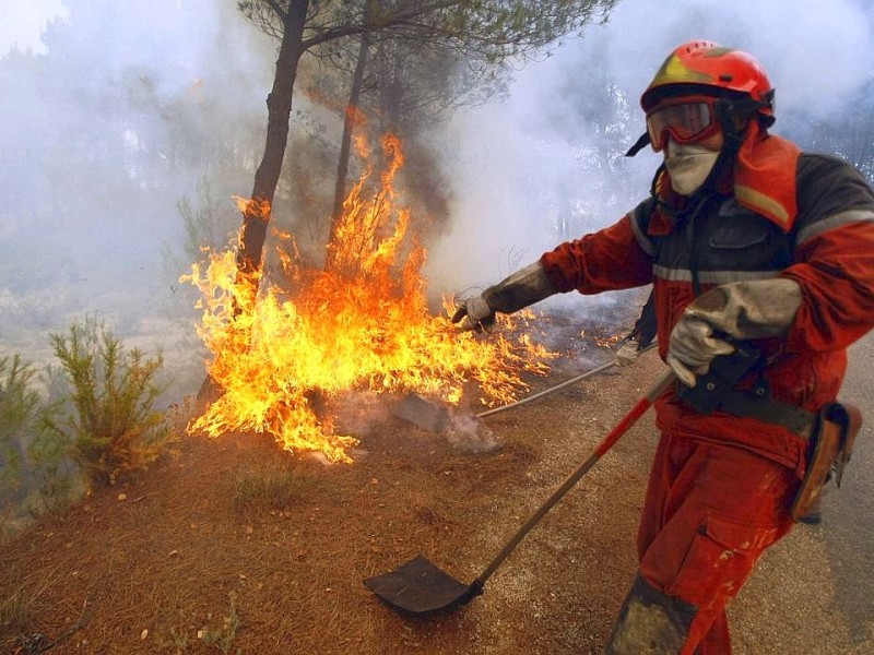 Feuerwehrleute kämpfen in nahe Alicante gegen Waldbrände.
