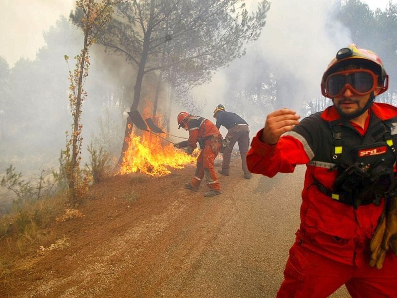 Feuerwehrleute kämpfen in nahe Alicante gegen Waldbrände.