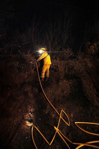 Feuerwehrleute kämpfen auf La Gomera gegen Waldbrände.