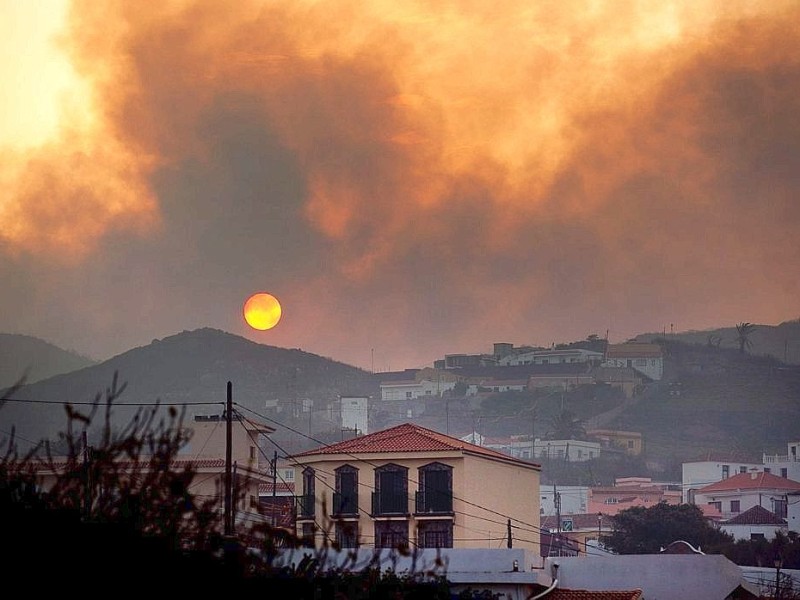 Rauch über der Insel La Gomera. Die Waldbrände haben dort Verwüstungen hinterlassen.