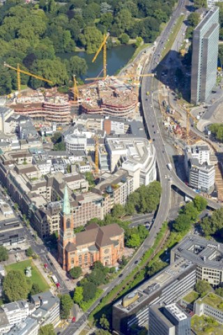 Kö-Bogen-Baustelle, Tausendfüßler und Dreischeibenhause. Vorne: die Lutherkirche.