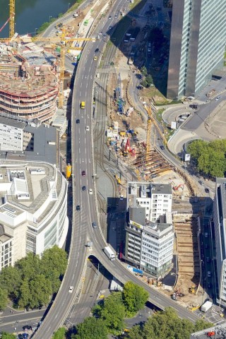 Kö-Bogen-Baustelle, Tausendfüßler und Dreischeibenhause. 