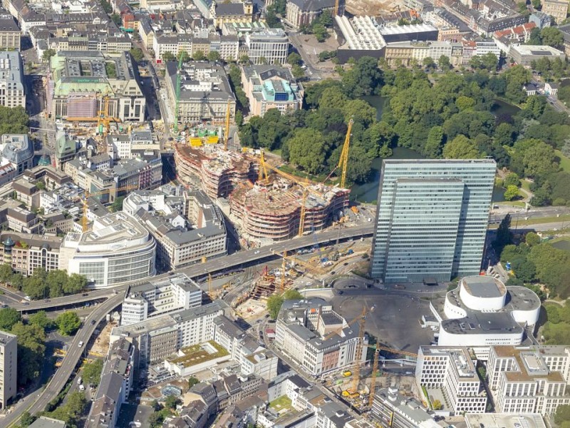 Kö-Bogen-Baustelle, Tausendfüßler, Hofgarten und Dreischeibenhaus. 