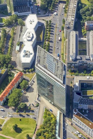 Das Stadttor, Sitz der Staatskanzlei der Ministerpräsidentin; darunter die Ausfahrten des Rheinufertunnels.