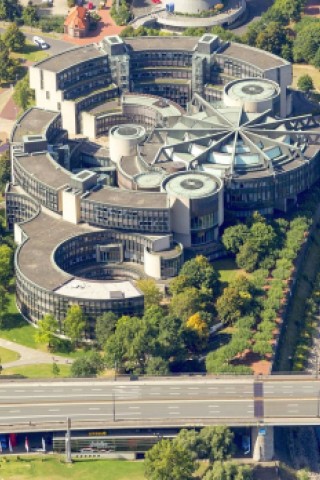 Der Landtag NRW, das Rheinufer und die Rheinkniebrücke.