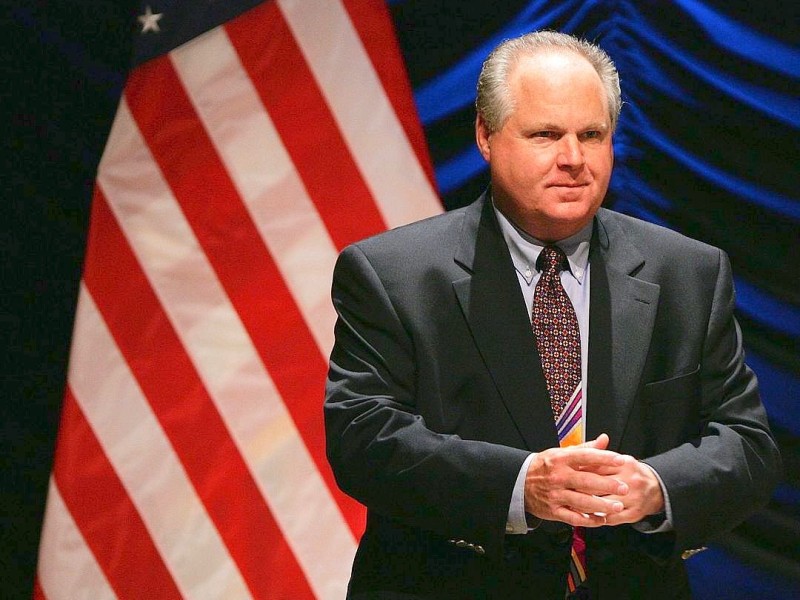 ... 69 Millionen Dollar, verdiente der Promi auf Platz 15, Rush Limbaugh. Der konservative Radiomoderator und Entertainer aus Amerika liegt damit knapp hinter dem Erfinder der US-Serie Law & Order, Dick Wolf, mit 70 Millionen Dollar auf Forbes-Platz 14.