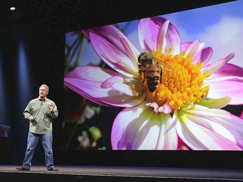 Marketingchef Phil Schiller zeigt ...