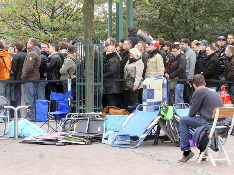 Menschenschlangen am vor dem CentrO Oberhausen. Das neue IPhone 5 gibt es ab 8  Uhr morgens im Apple Store zu kaufen...Foto: Kerstin Bögeholz / WAZ FotoPool