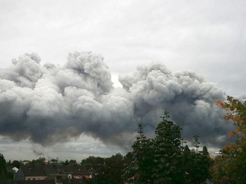 Die Rauchwolke über dem linksrheinischen Duisburger Stadtteil Rumeln-Kaldenhausen. Foto: Bianca Peters