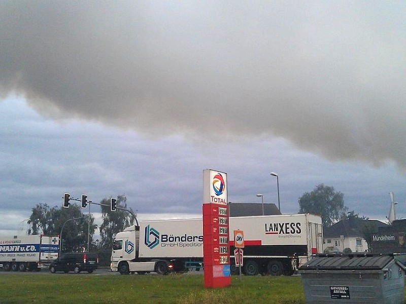 Rauchwolke über Krefeld - im örtlichen Hafen brennt seit sieben Uhr morgens ein Düngemittellager. Die Feuerwehr Krefeld ist mit allen Einsatzkräften vor Ort. Die Rauchentwicklung ist so stark, dass auch Menschen in Duisburg, Mülheim und Essen Fenster und Türen geschlossen halten sollen.  Foto: Stephan Eickershoff / WAZ Fotopool