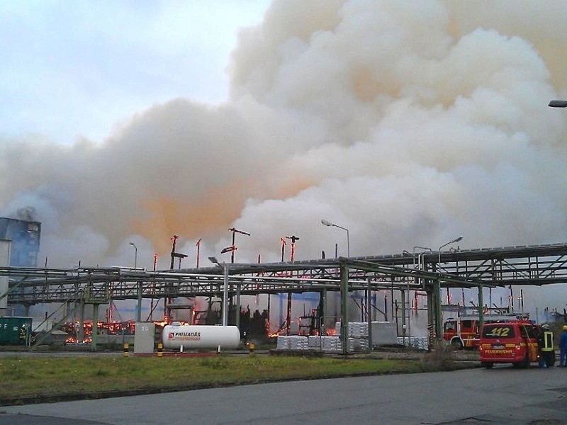 Rauchwolke über Krefeld - im örtlichen Hafen brennt seit sieben Uhr morgens ein Düngemittellager. Die Feuerwehr Krefeld ist mit allen Einsatzkräften vor Ort. Die Rauchentwicklung ist so stark, dass auch Menschen in Duisburg, Mülheim und Essen Fenster und Türen geschlossen halten sollen.  Foto: Stephan Eickershoff / WAZ Fotopool