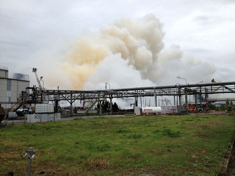 Rauchwolke über Krefeld - im örtlichen Hafen brennt seit sieben Uhr morgens ein Düngemittellager. Die Feuerwehr Krefeld ist mit allen Einsatzkräften vor Ort. Die Rauchentwicklung ist so stark, dass auch Menschen in Duisburg, Mülheim und Essen Fenster und Türen geschlossen halten sollen.  Foto: Marc Wolko / WNM