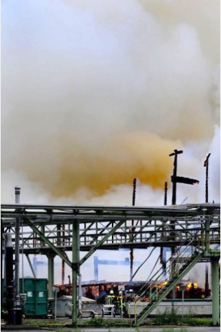 Rauchwolke über Krefeld - im örtlichen Hafen brennt seit sieben Uhr morgens ein Düngemittellager. Die Feuerwehr Krefeld ist mit allen Einsatzkräften vor Ort. Die Rauchentwicklung ist so stark, dass auch Menschen in Duisburg, Mülheim und Essen Fenster und Türen geschlossen halten sollen.   Foto: Stephan Eickershoff / WAZ Fotopool