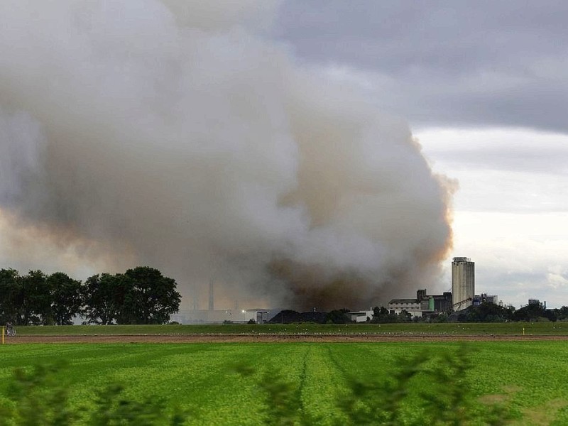 Am Dienstag, den 25.09.2012 kommt es in einer Düngemittelfabrik im Hafen von Krefeld zu einem Großbrand einer Lagerhalle. Weiträumig ist das Gebiet abgesperrt. Eine riesige dunkle Rauchwolke zieht über das Duisburger Stadtgebiet bis ins Ruhrgebiet. Etwa 120 Feuerwehrleute aus Krefeld und duisburg sind im Einsatz. Die Feuerwehr macht im gesamten Umfeld Luftmessungen. Im Foto: Das Stadtgebiet in Duisburg - Mündelheim ist mit dichtem beissendem Rauch vernebeltFoto: Stephan Eickershoff/WAZFotoPool